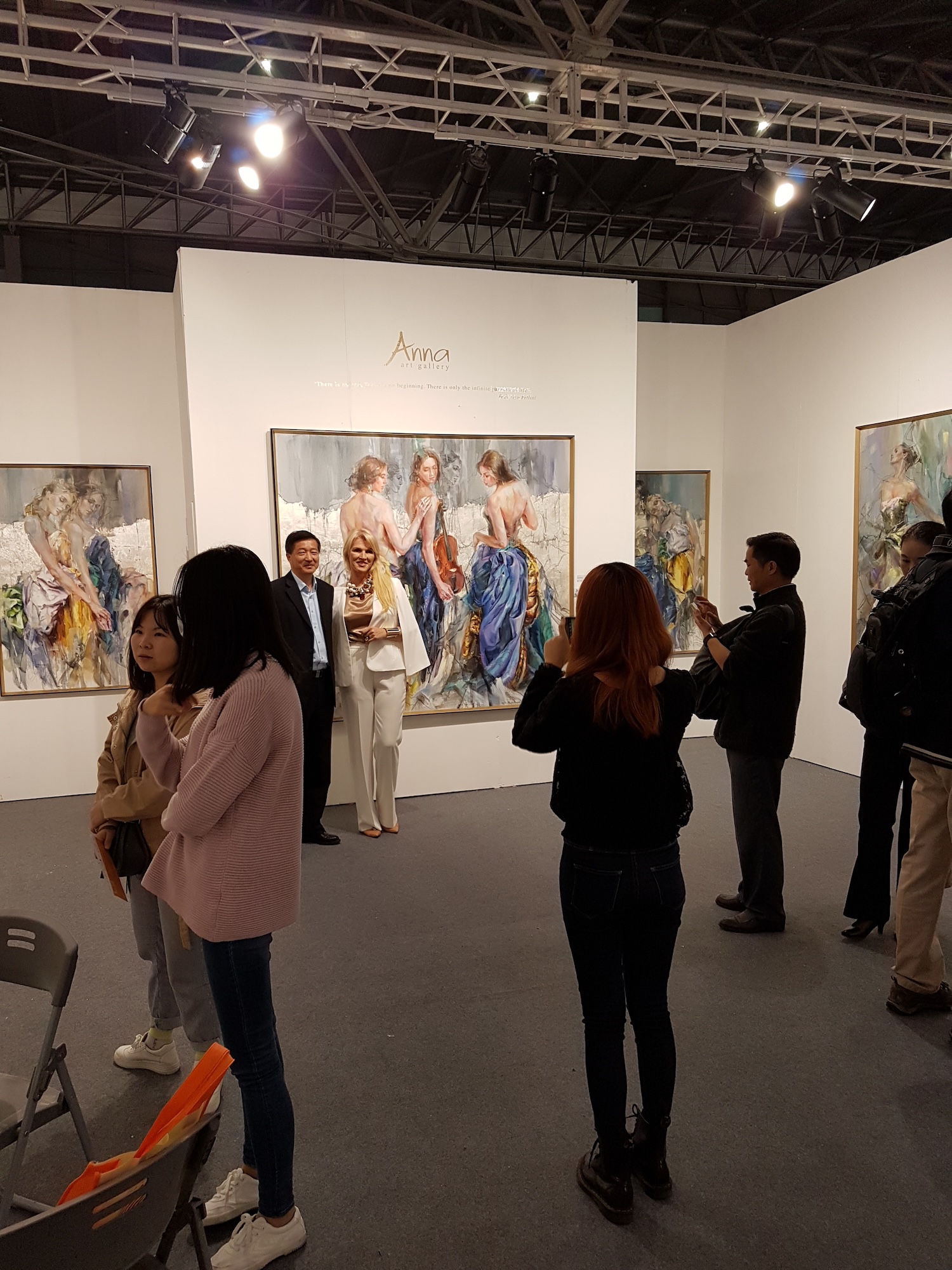 Collectors at the Anna art gallery booth